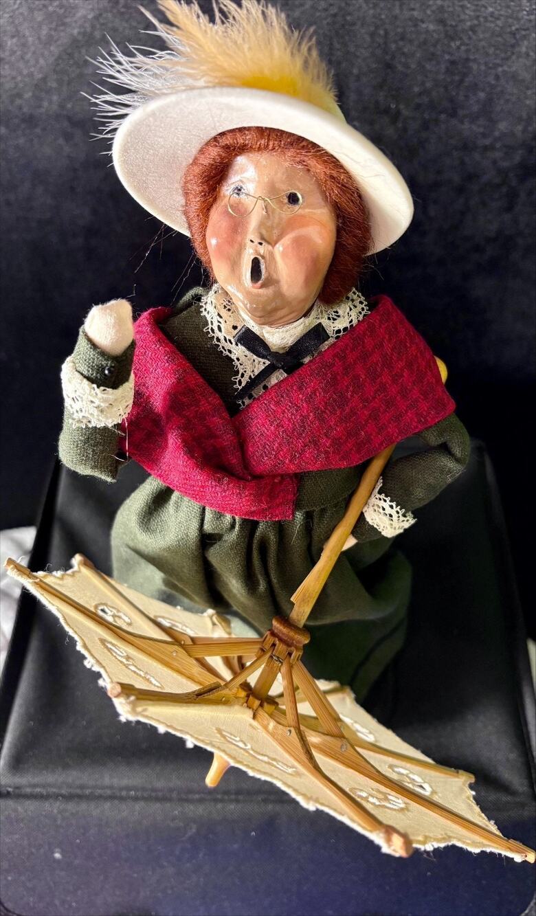 Byers Choice The Carolers Lady With Umbrella Signed & Dated 1995